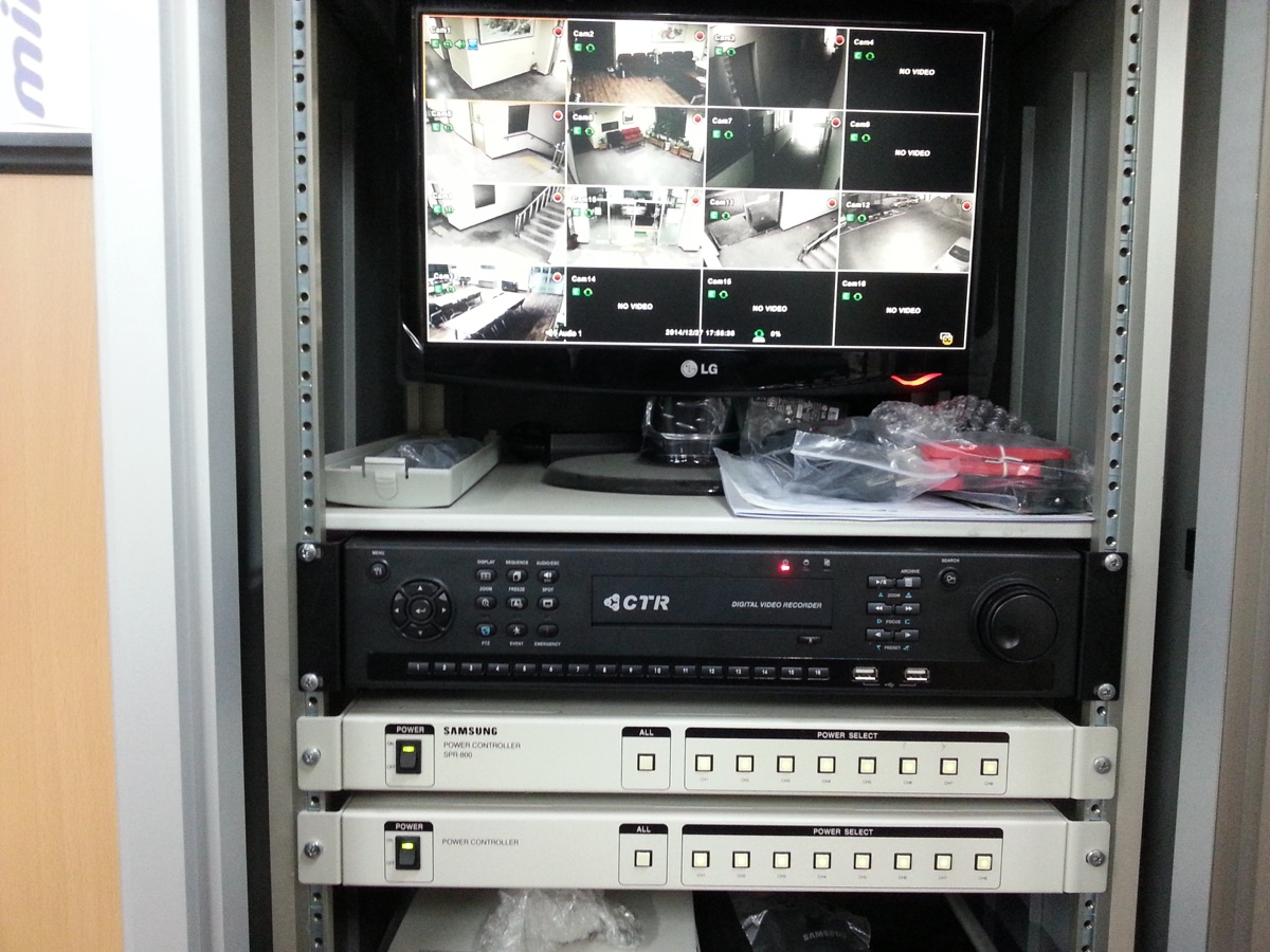 여러 CCTV 화면을 확인하는 녹화장치와 관제 랙